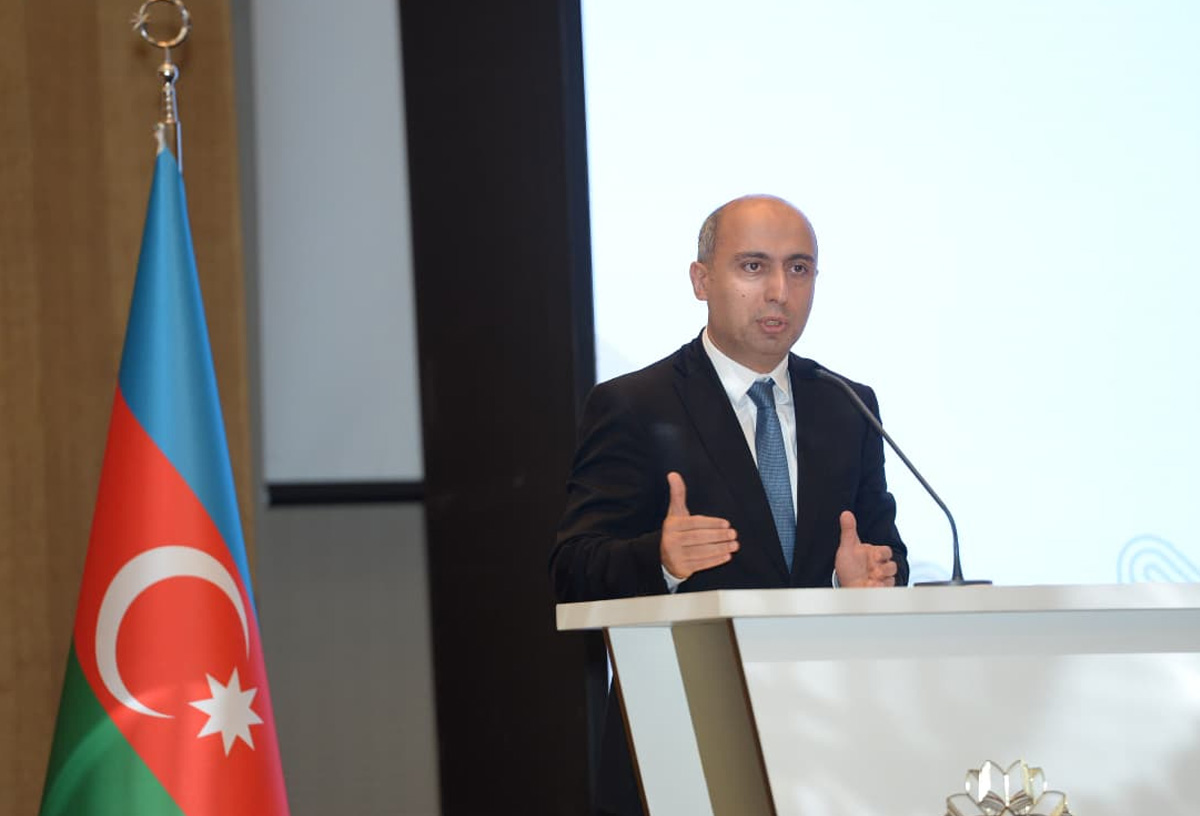 “Milli fizika”, “milli riyaziyyat” olmur – Emin Əmrullayev