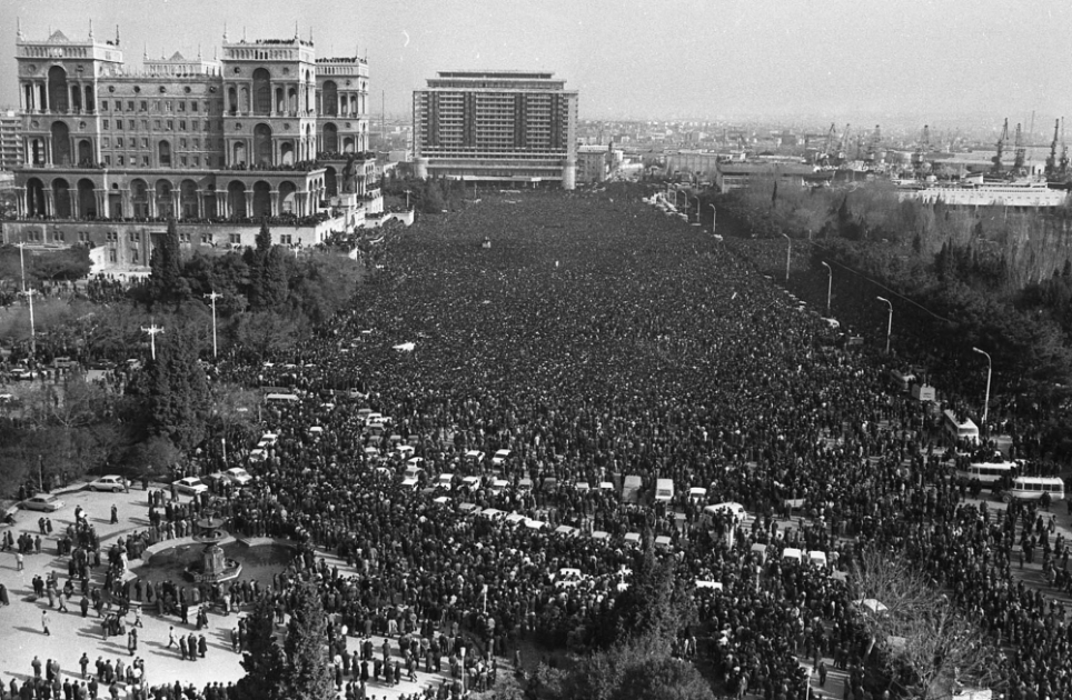 “BTR-lərdən biri avtomobilin üstündən basa-basa keçdi” - 20 Yanvarın unudulmayan dəhşətləri