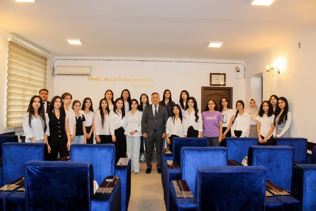 Rektor Anar Eminov MDU-ya yüksək balla qəbul olunan tələbələrlə görüş keçirib
