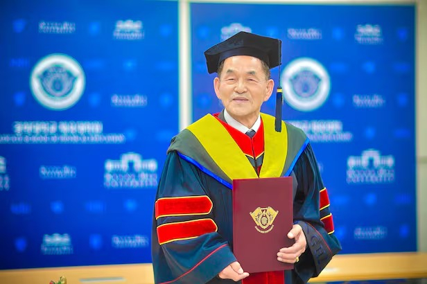 58 ildən sonra 83 yaşında magistr dərəcəsi aldı