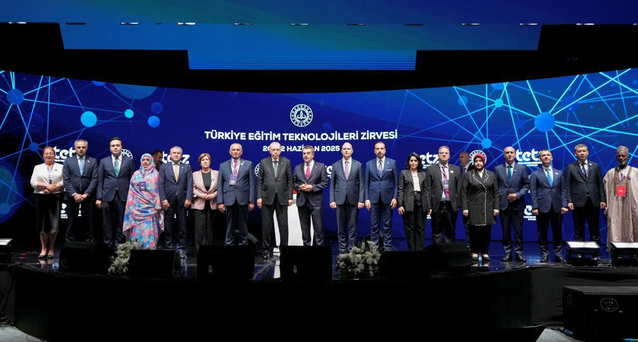 Nazir müavini İstanbulda 6-cı Beynəlxalq Təhsil Texnologiyaları Sammitində iştirak edir