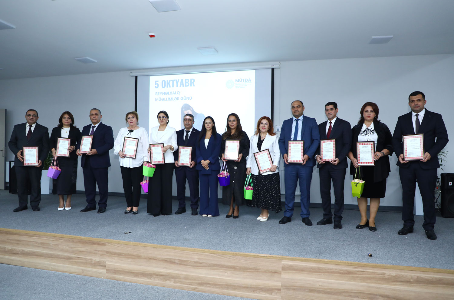 Bakıda bir qrup müəllim təltif edilib
