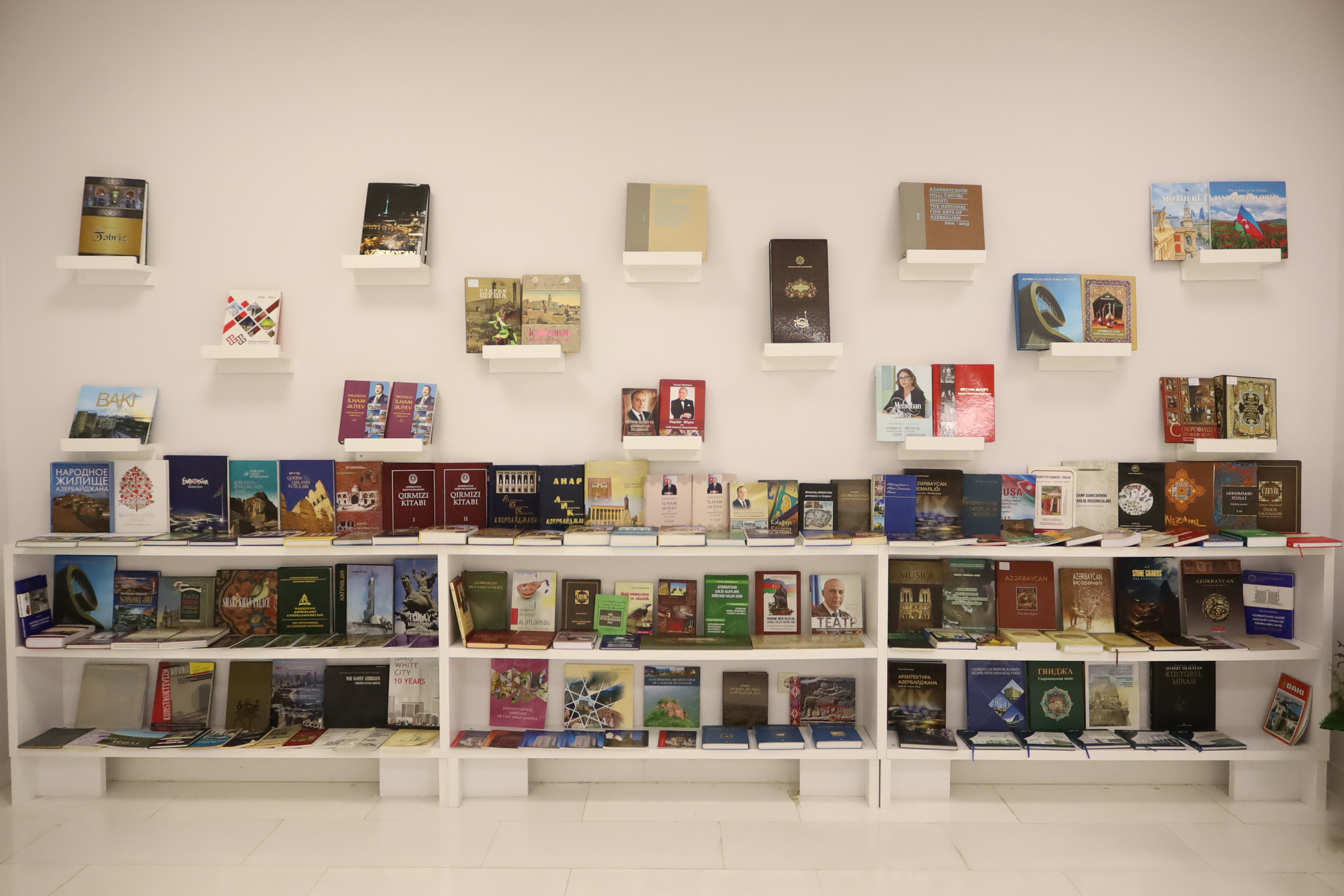 MEK-də Beynəlxalq Mədəniyyət Gününə həsr olunmuş kitab sərgisi keçirilir