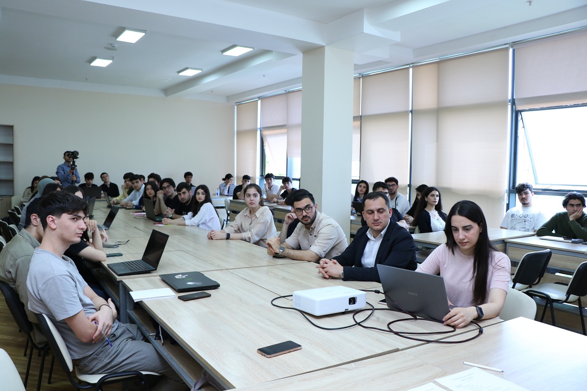 Startap yolunda ilk addım: Gənclər hakatonda bacarığını nümayiş etdirir