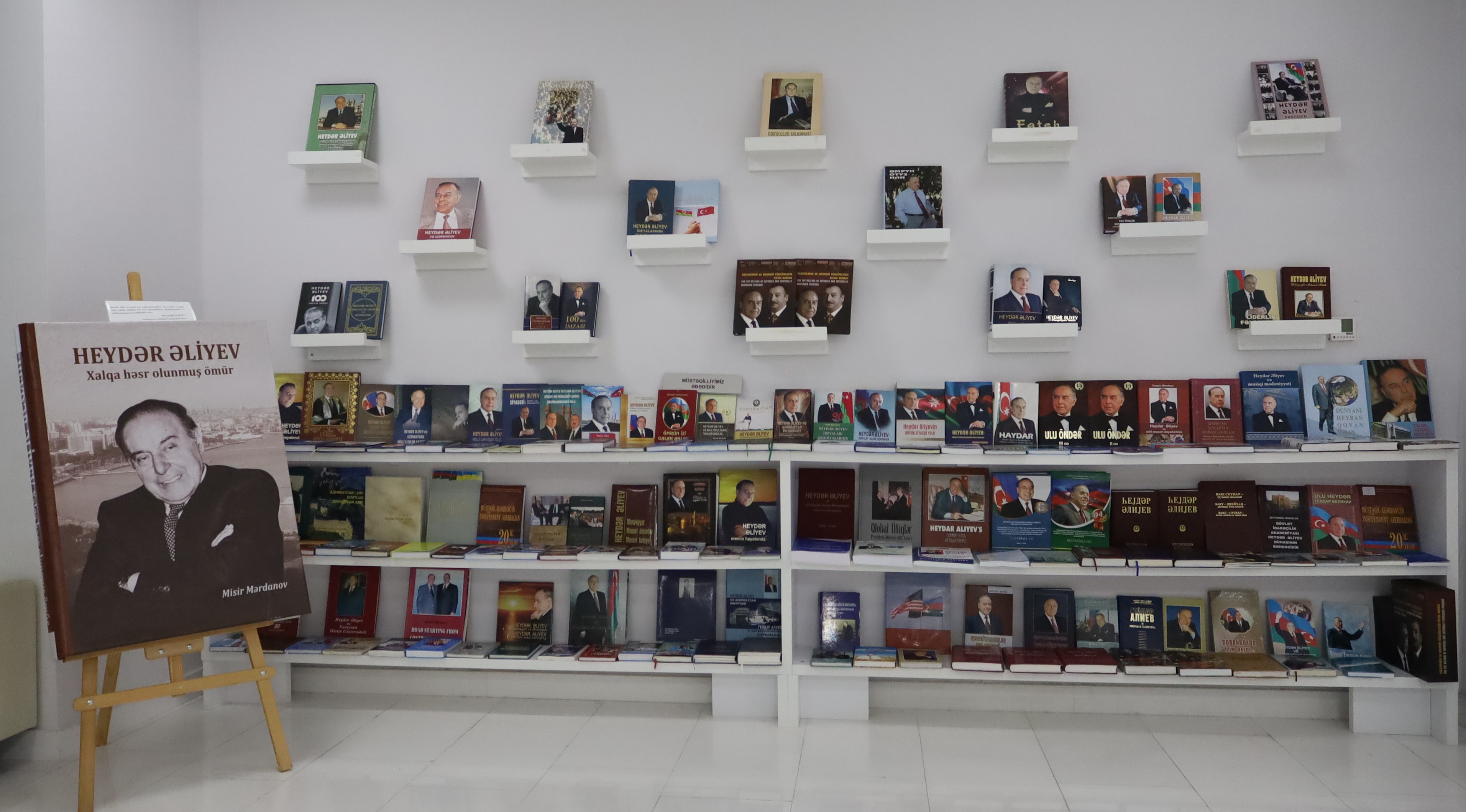 MEK-də Ümummilli Lider Heydər Əliyevin anadan olmasının 102-ci ildönümünə həsr olunmuş sərgi keçirilir