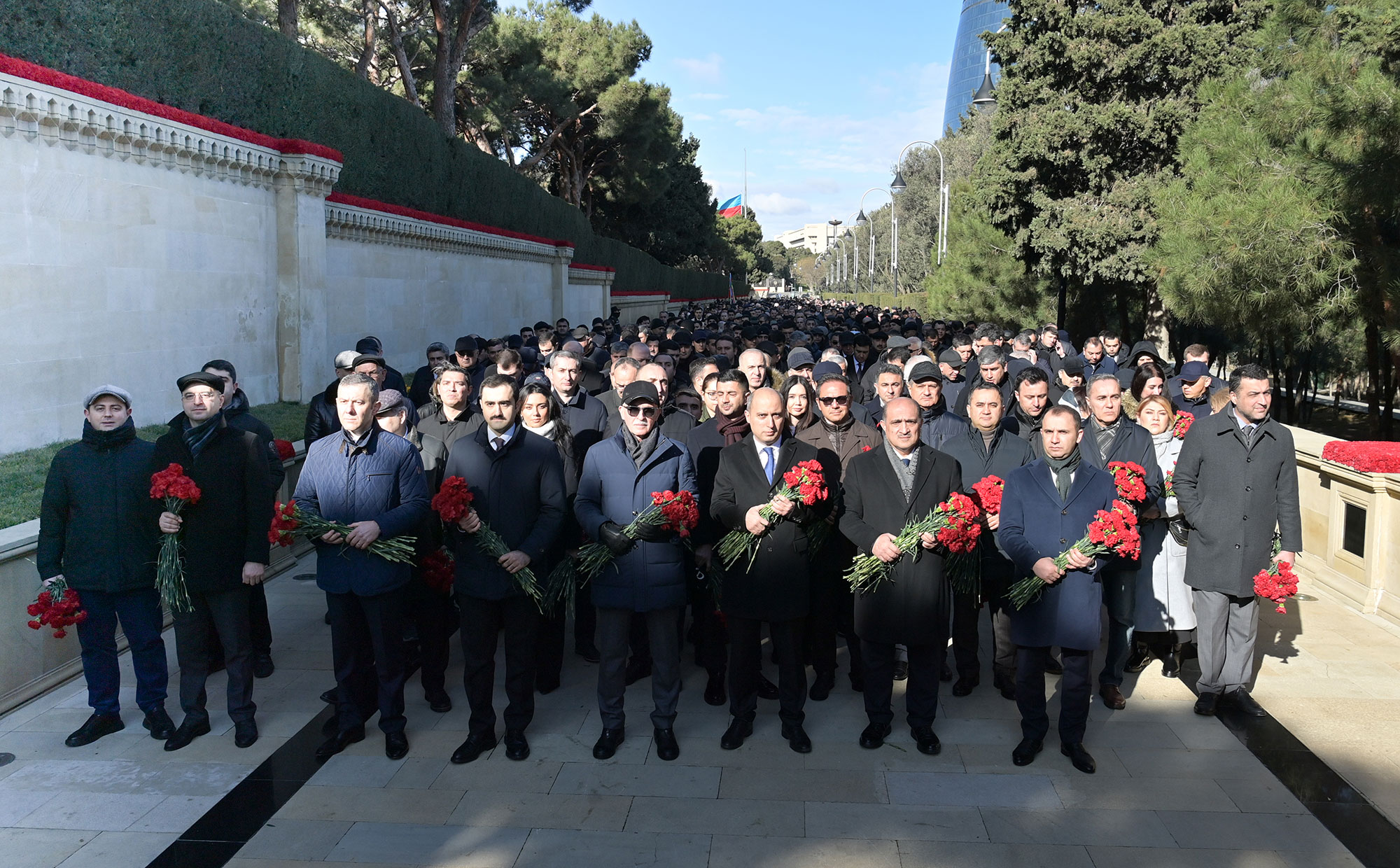 Elm və Təhsil Nazirliyinin kollektivi Şəhidlər xiyabanını ziyarət edib