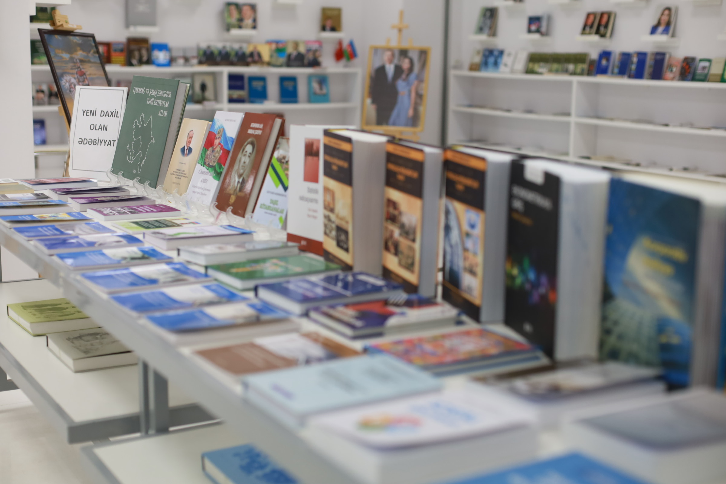 Mərkəzi Elmi Kitabxanaya yeni daxil olan ədəbiyyatın sərgisi keçirilir