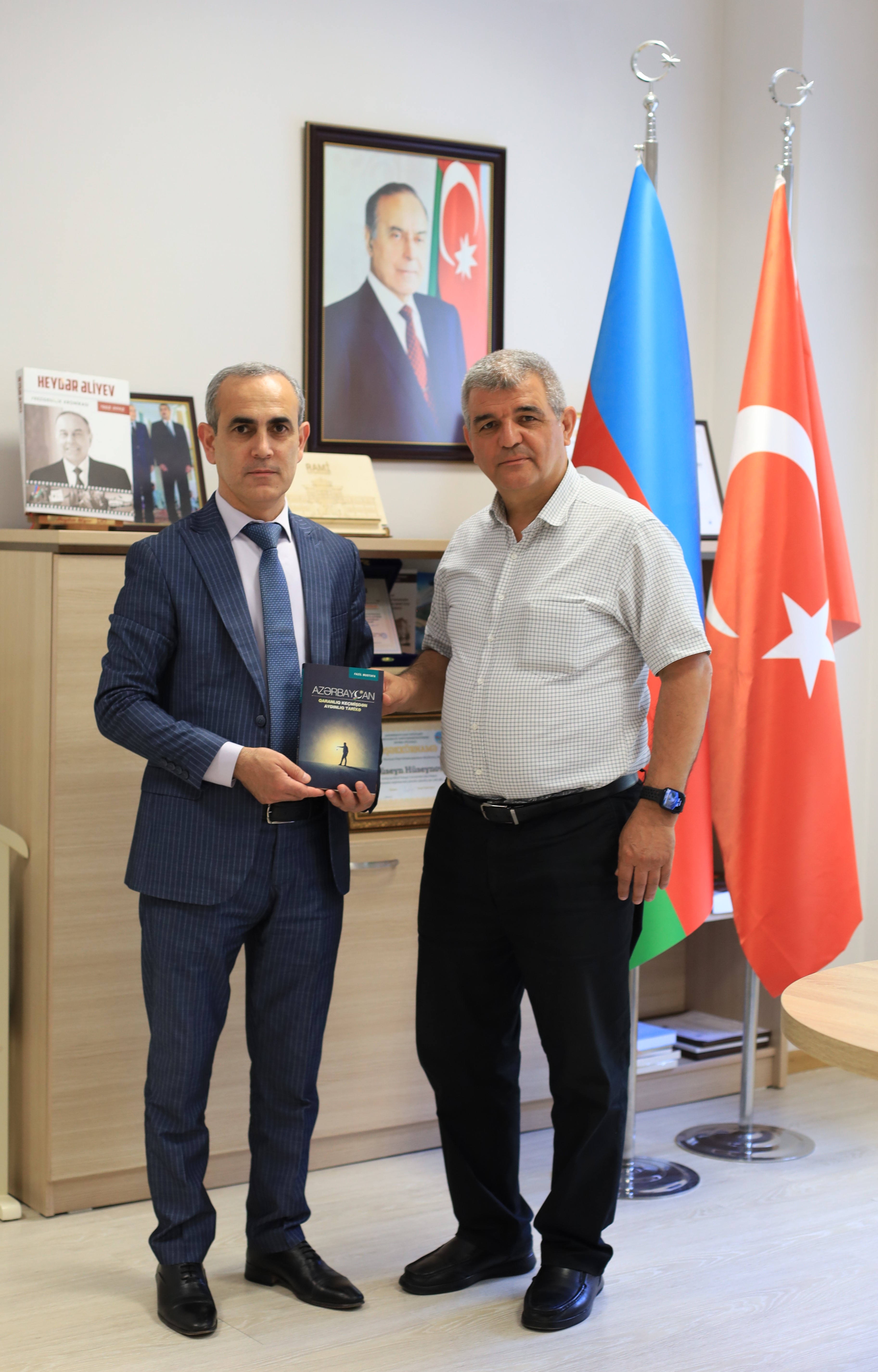 Millət vəkili Fazil Mustafa Mərkəzi Elmi Kitabxanaya yeni kitabını hədiyyə edib