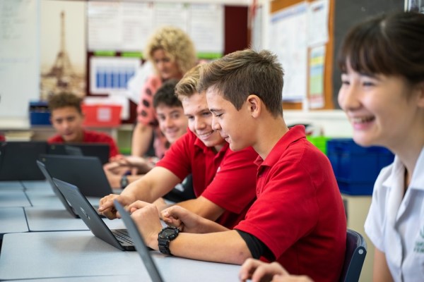 Yeni Zelandiyada yeni kurikulum təsdiqlənib: AI və STEM fənləri tədris olunacaq