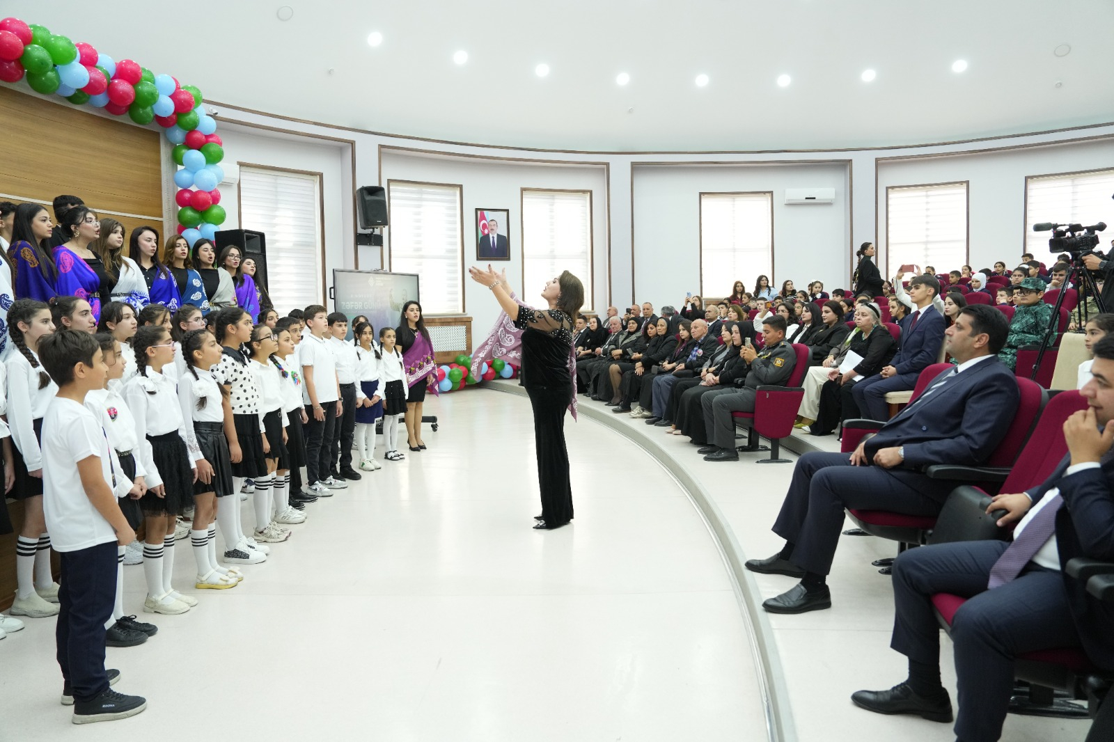 Səhnəyə çıxarmağa qorxduğu mahnı ona böyük uğur gətirdi - Müəllimin bəstəkarlıq məharəti