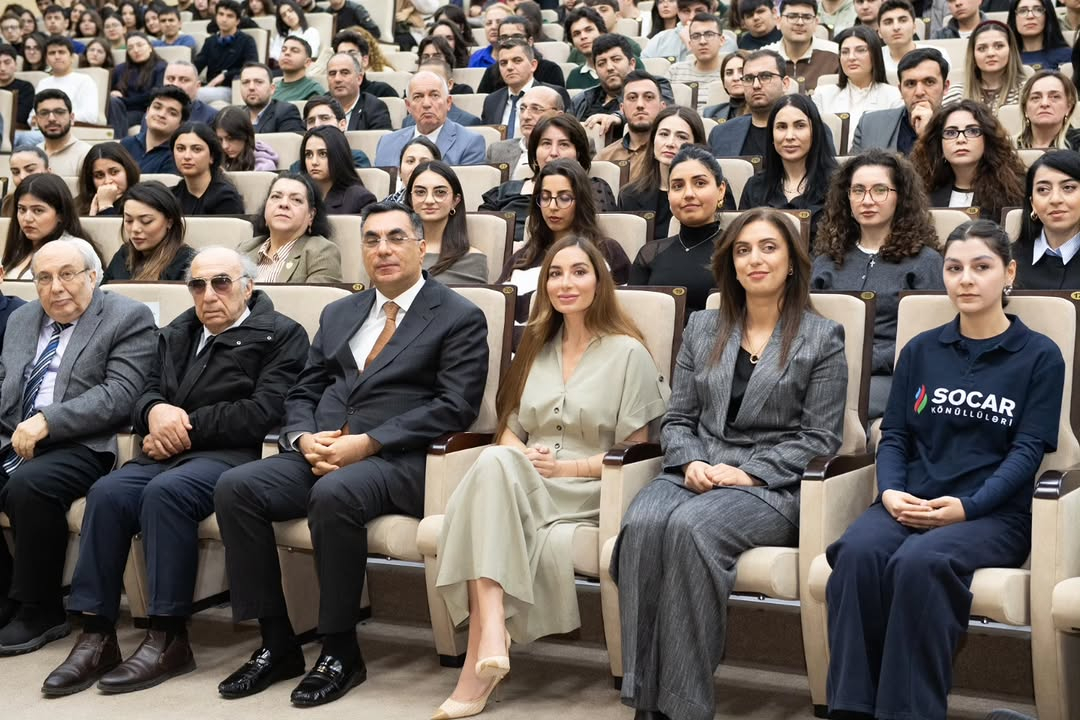Arzu Əliyeva Bakı Ali Neft Məktəbində olub – FOTO