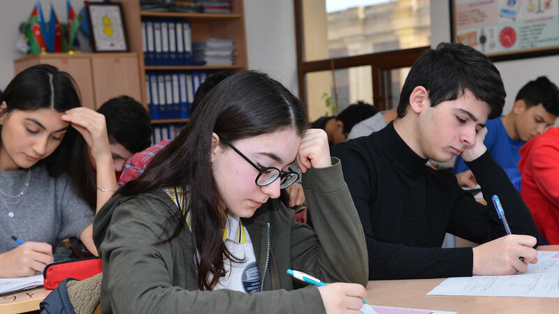 Fənn müsabiqələri və Lütfi Zadə olimpiadasının buraxılış vərəqələri verilir