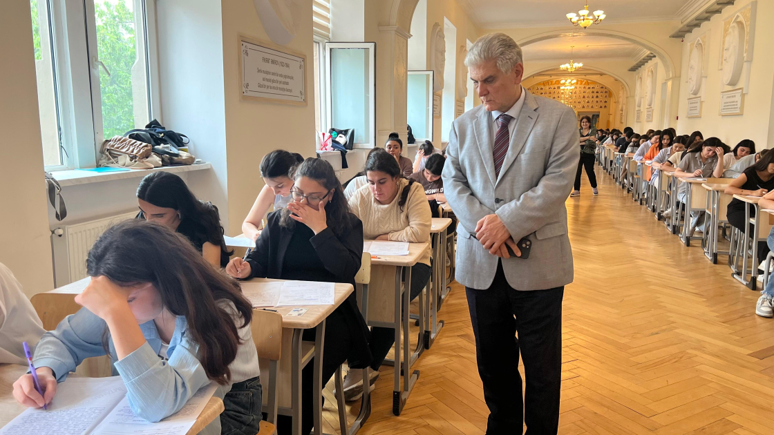 ADPU-nun rektoru imtahanların gedişi ilə tanış olub
