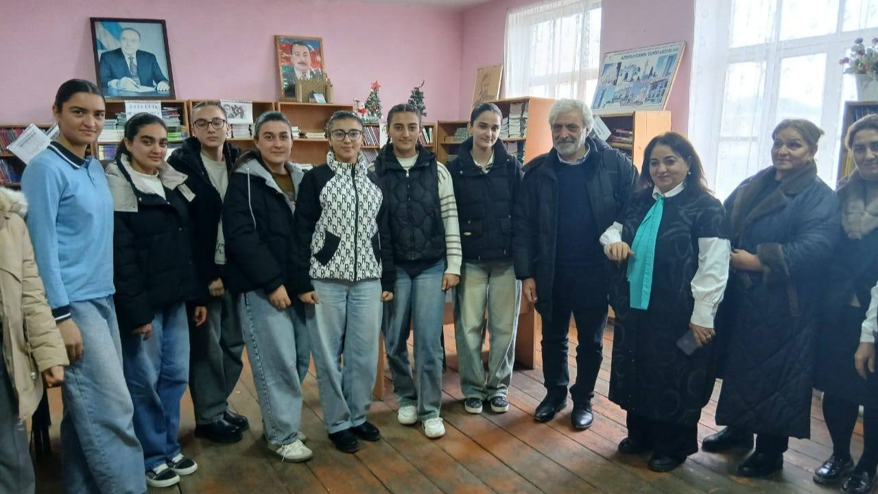 Kembric Universitetinin professoru Qərib Mürşüdov doğma məktəbində olub