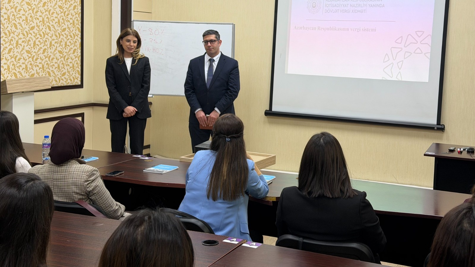 Peşə təmayüllü sinif müəllimləri üçün vergi təlimi keçirilib