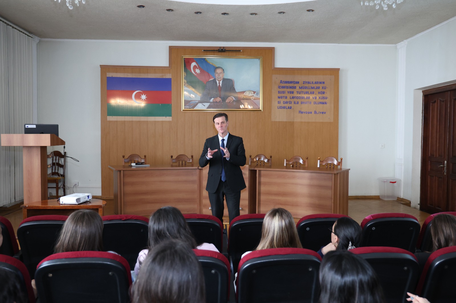 Gələcəyin pedaqoqları üçün 6 aylıq təlim keçirilir