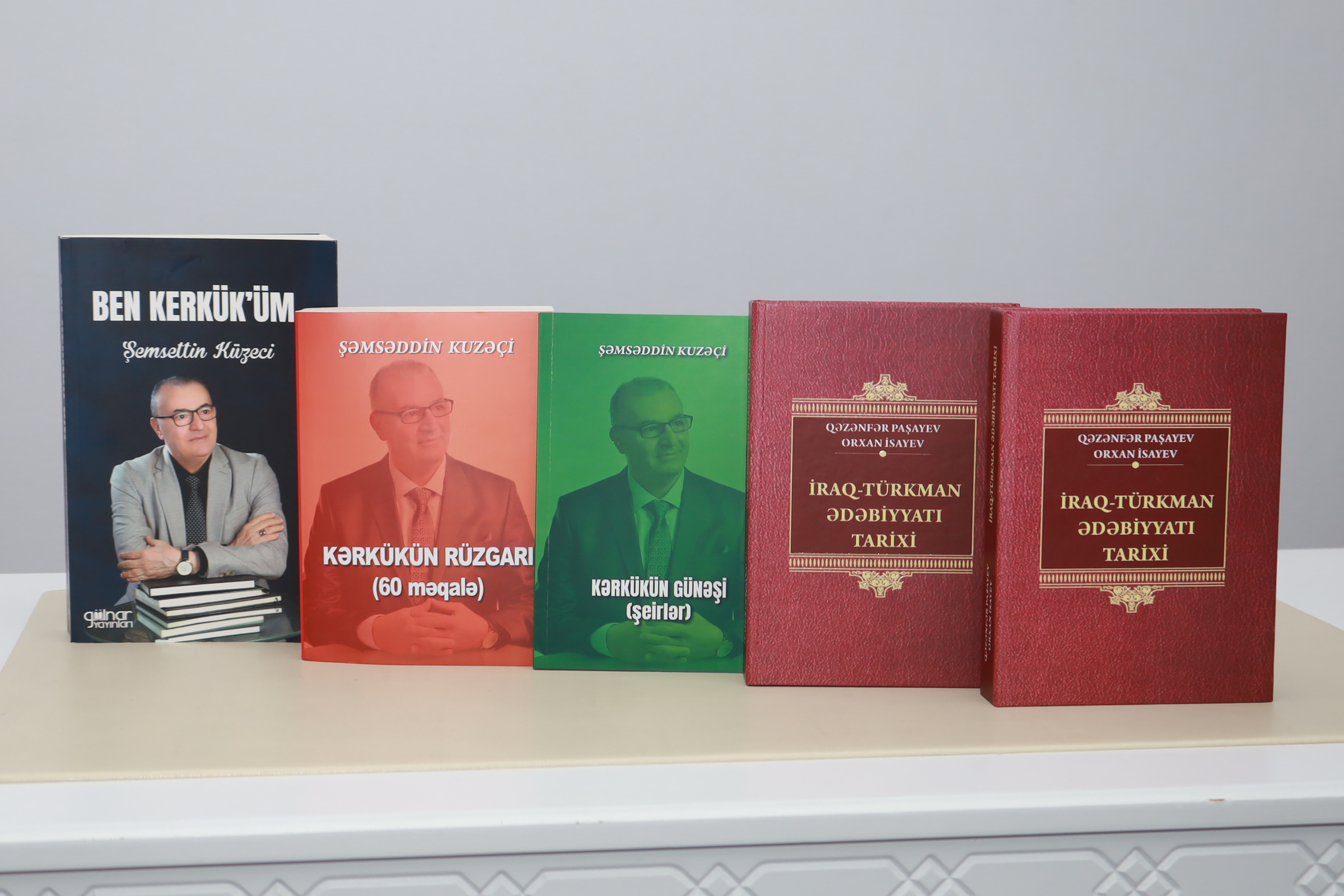 MEK-in “İraq-Türkman kitabxanası” guşəsinə yeni kitablar hədiyyə edilib