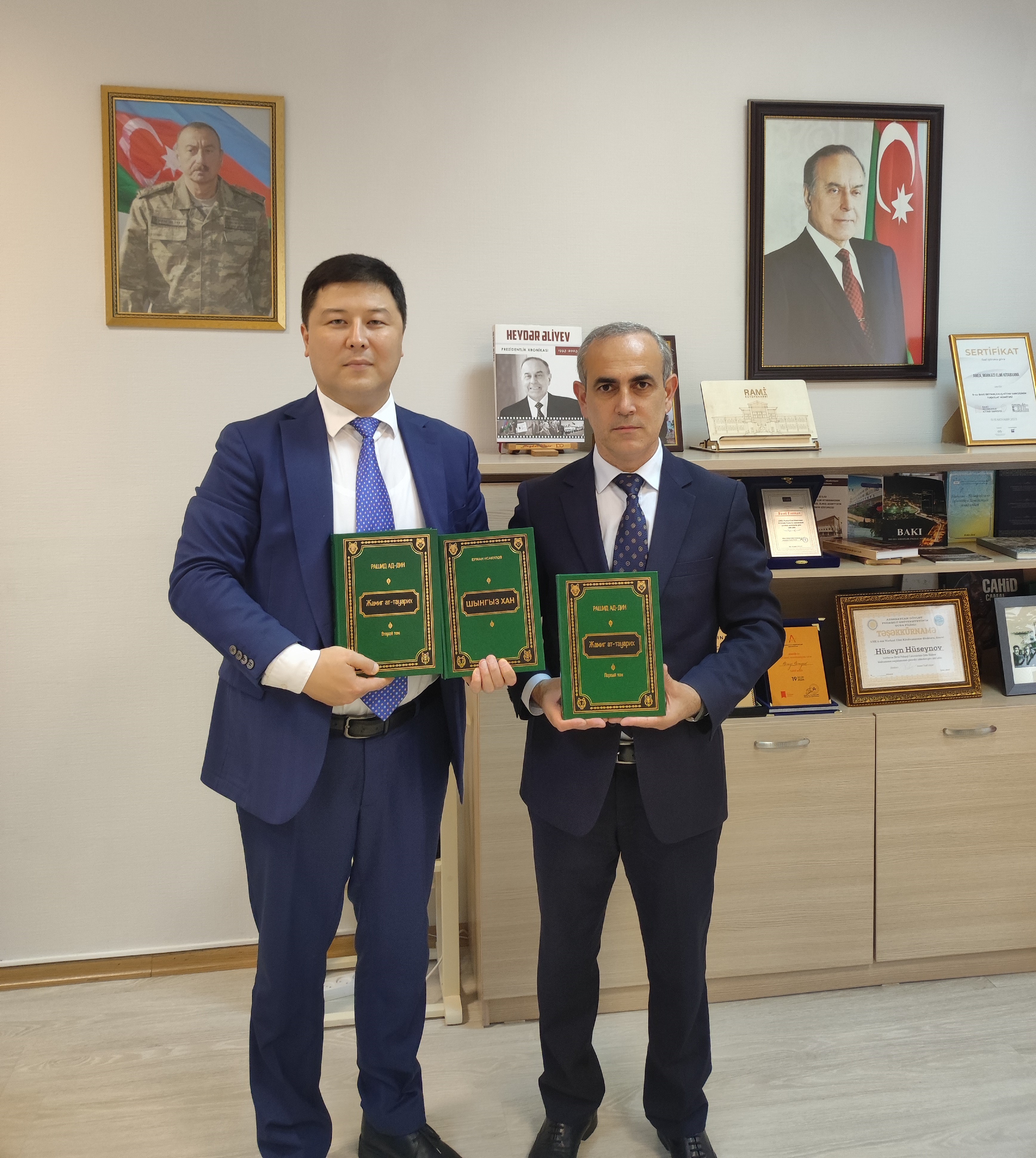 Qazaxıstanın sənaye və tikinti nazirinin müavini Raxımjan İsakulov Mərkəzi Elmi Kitabxanada olub