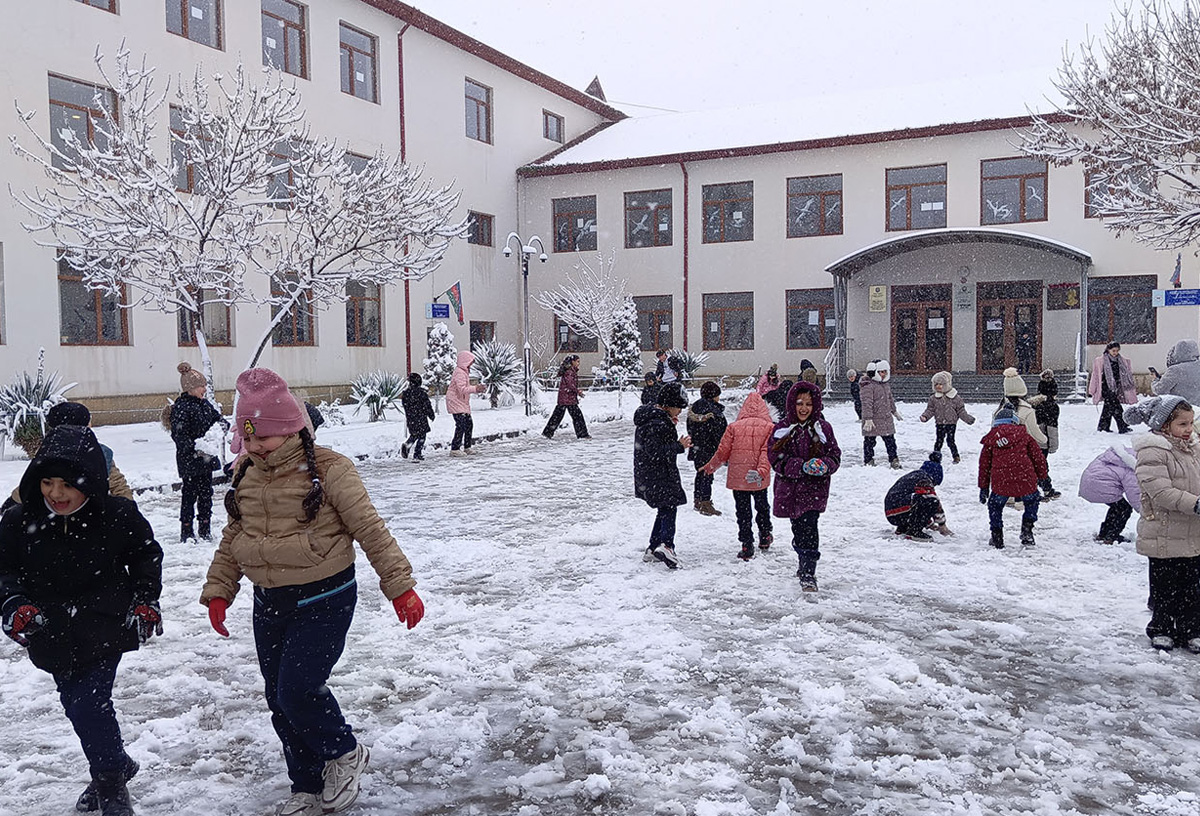 Qarlı havalarda məktəblər bağlanmalıdırmı? – Ekspert rəyi