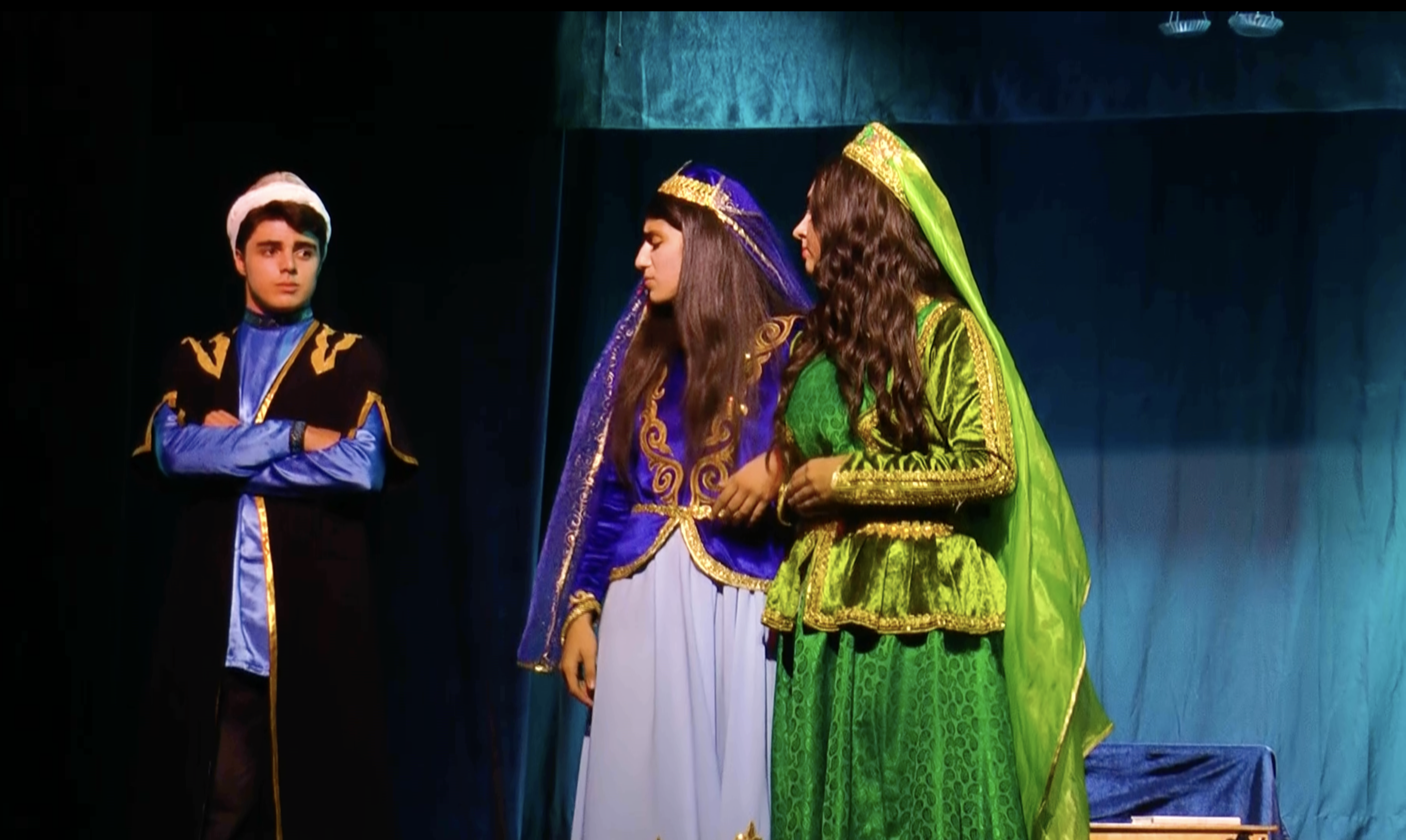 Azyaşlı aktyorlar: Gəncə məktəbliləri teatr səhnəsində