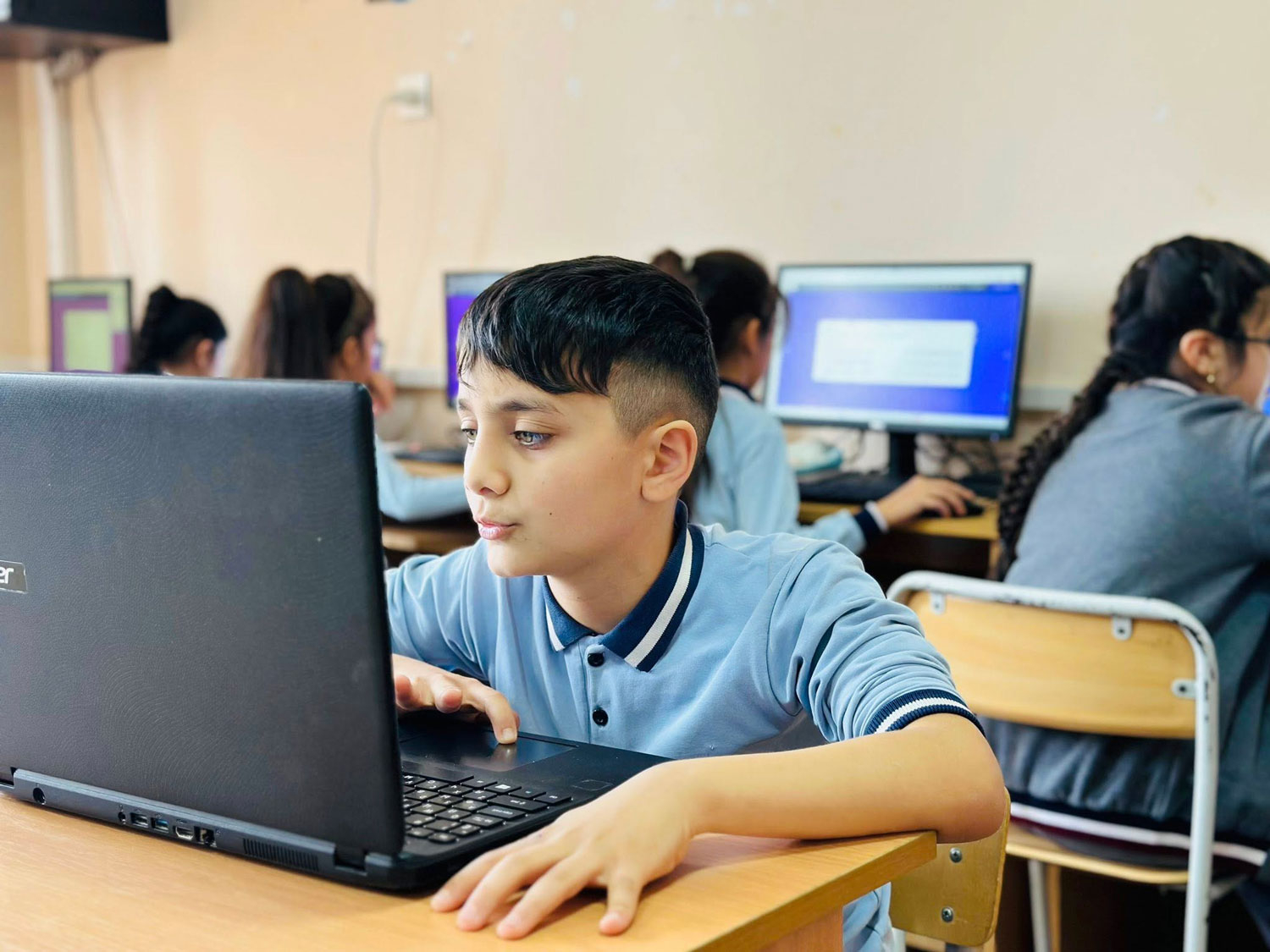 Məktəblərə paylanan kompüterlərin sayı artıb