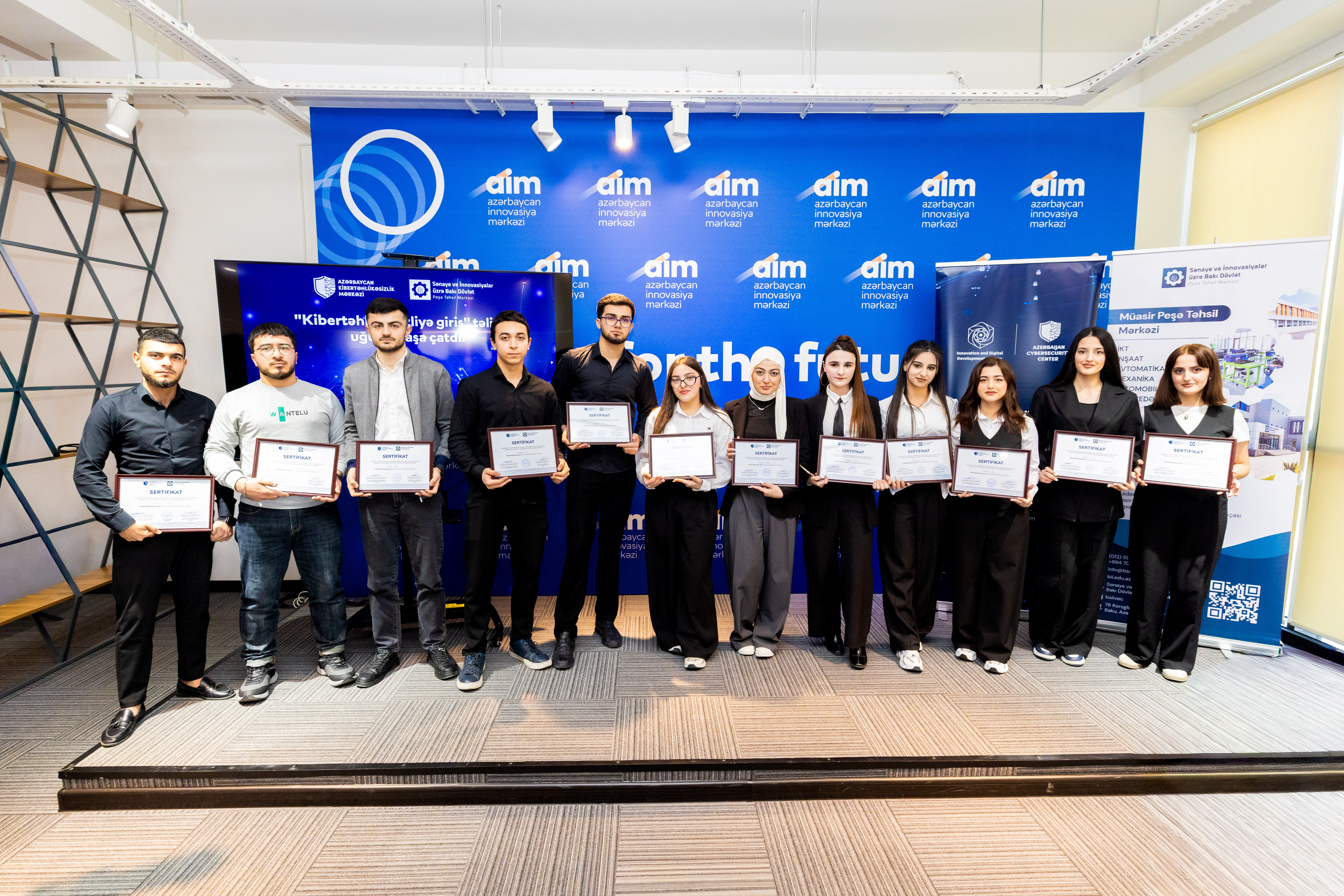 “Beyin Mərkəzi” layihəsi çərçivəsində tələbələrə sertifikatlar verilib