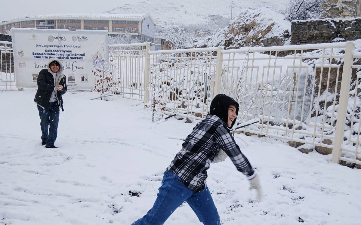 Kəlbəcərli şagirdlərin ilk qar sevinci – FOTOLAR
