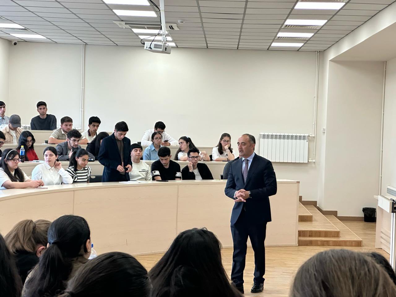 Baş Prokurorluğun idarə rəisi Qarabağ Universitetinin tələbələri ilə görüşüb