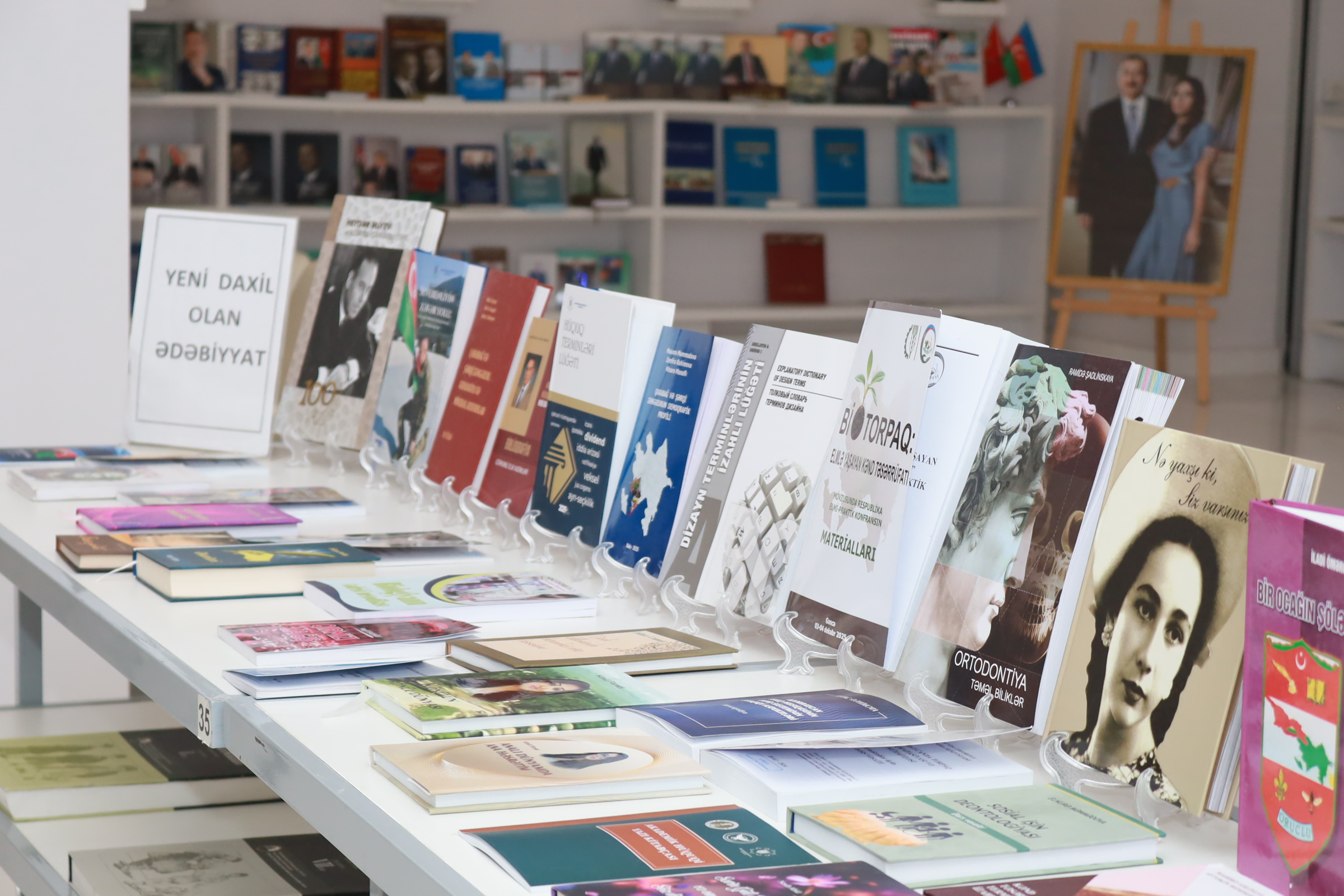 Mərkəzi Elmi Kitabxanaya yeni daxil olan ədəbiyyatın sərgisi keçirilir