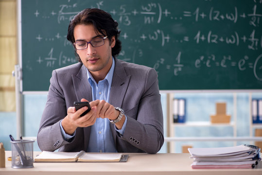 Gürcüstan məktəblərində müəllimlərin telefondan istifadəsi məhdudlaşdırılır