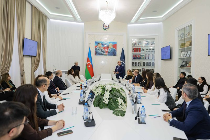 Kembric Universitetinin professoru UNEC-də gənc tədqiqatçılarla görüşüb